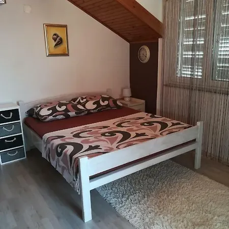 Rose- Center&parking